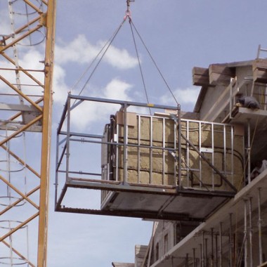 O módulo de casa de banho terminado é transportado para a obra