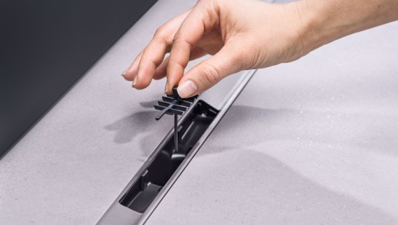 O filtro anti-cabelos na calha para duche Geberit CleanLine50 O filtro anti-cabelos na calha para duche Geberit CleanLine50