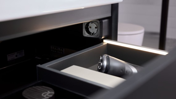 Gaveta Geberit ONE com fitas luminosas e elemento de ligação à tomada elétrica Gaveta Geberit ONE com fitas luminosas e elemento de ligação à tomada elétrica