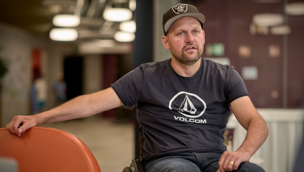 Em conversa com Peter Roos no Centro Suíço para Paraplégicos em Nottwil (© Ben Huggler)