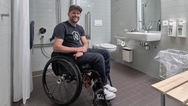 Em conversa com Peter Roos no Centro Suíço para Paraplégicos em Nottwil (© Ben Huggler)