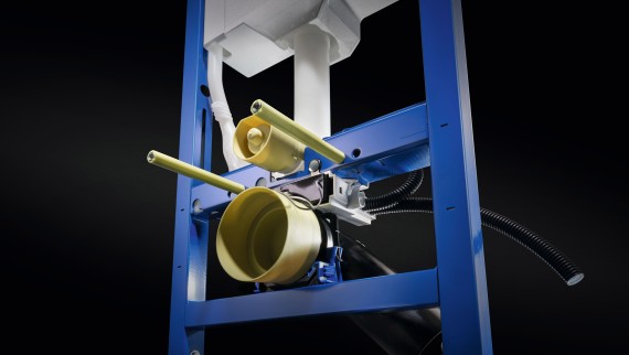 Ligações de água e corrente elétrica na sanita