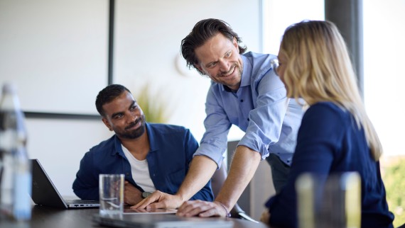 Empregados numa reunião Empregados numa reunião