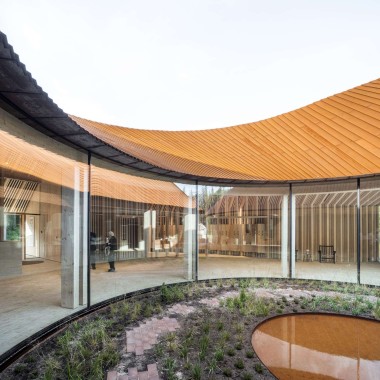 Grandes janelas permitem uma vista do pátio interior e deixam que a luz inunde o vestíbulo de entrada do museu (© R_Hjortshoj)