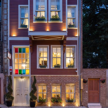 A casa foi construída com uma estrutura tradicional de madeira. Tanto exterior como no interior usaram-se materiais locais e tradicionais (© Hotel Turkish House)