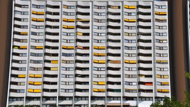 Os apartamentos são construídos muito próximos uns dos outros (© lucazzitto - stock.adobe.com)