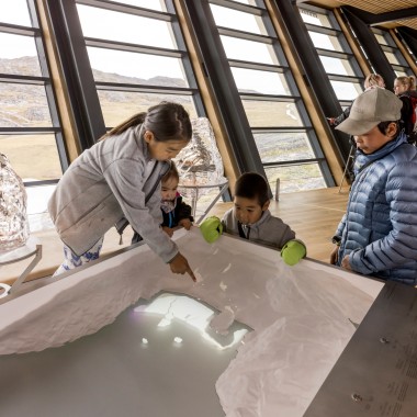 Crianças na exposição do Icefjord Centre Ilulissat (© Adam Mørk)