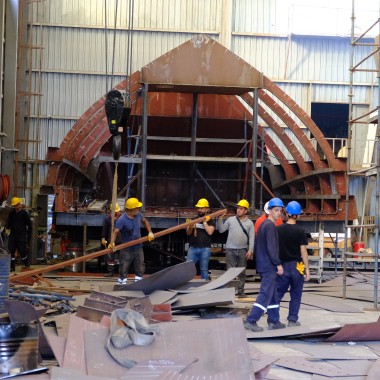 O estaleiro ADA Yachting em Bodrum fervilha de atividade. A construção do iate requer inúmeros trabalhadores qualificados e leva uns bons dois anos (© Serkan Ali Çiftçi)