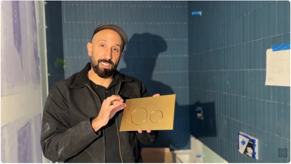 Barry Bordelon com uma placa de descarga Geberit (© The Brownstone Boys)
