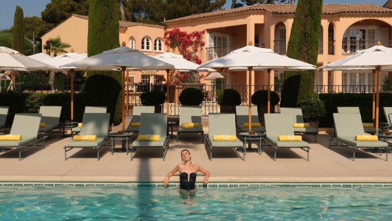 Piscina em frente à Villa Miraé, em Antibes (© Marion Butet Studio)