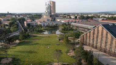 O centro cultural LUMA em Arles: em primeiro plano, o parque de estudos e a grande sala de eventos, no cimo a torre de 56 metros de altura de Frank Gehry (© Rémi Bénali, Arles)