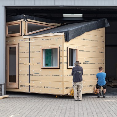 Grande mudança para a microcasa: em maio de 2022, «Sprout» mudou-se do atelier para o bairro verde de Olst-Wijhe (NL) (© Chiela van Meerwijk)