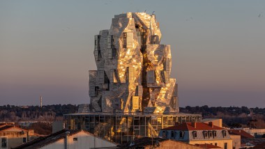 Os painéis de alumínio com revestimento especial na fachada da torre refletem a luz do sol da tarde, criando uma atmosfera quase sobrenatural (© Adrian Deweerdt, Arles)