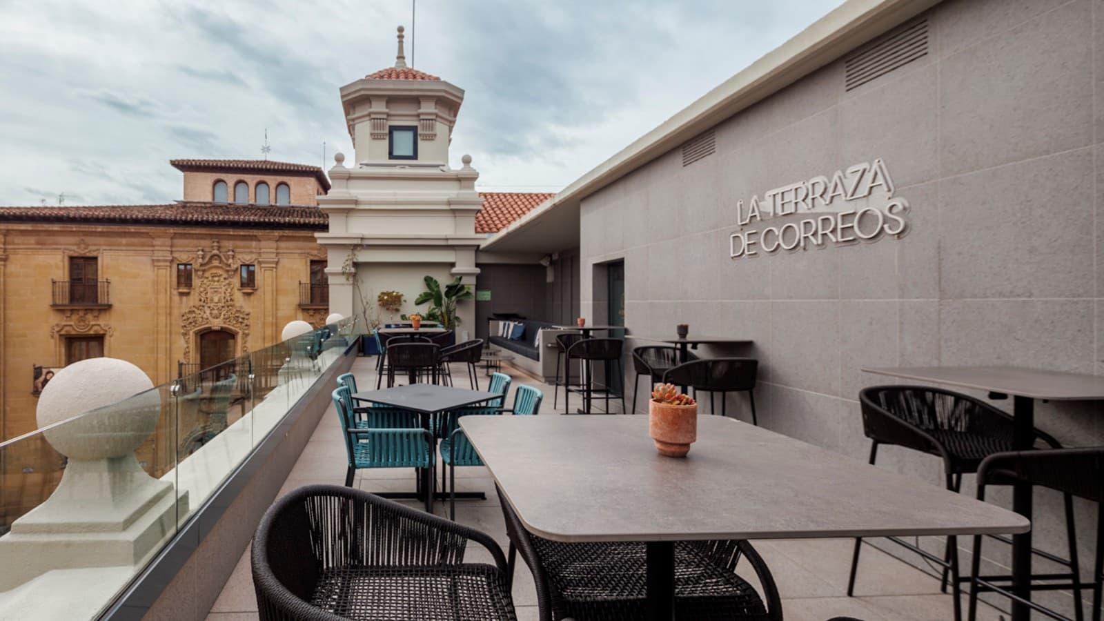 O impressionante terraço do Hotel Áurea Palacio de Correos (© Clara Larrea Quemada)