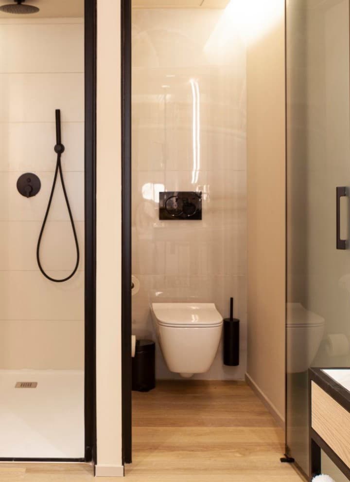 Sanita suspensa Geberit Smyle Square Rimfree e placa de descarga Sigma01 (© Nivia Born Boutique Hotel)