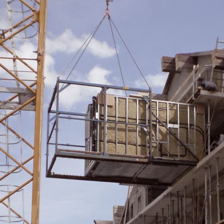 O módulo de casa de banho terminado é transportado para a obra O módulo de casa de banho terminado é transportado para a obra