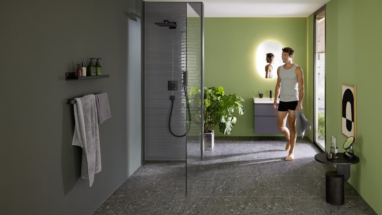 Homem na casa de banho com Geberit CleanLine30 Homem na casa de banho com Geberit CleanLine30