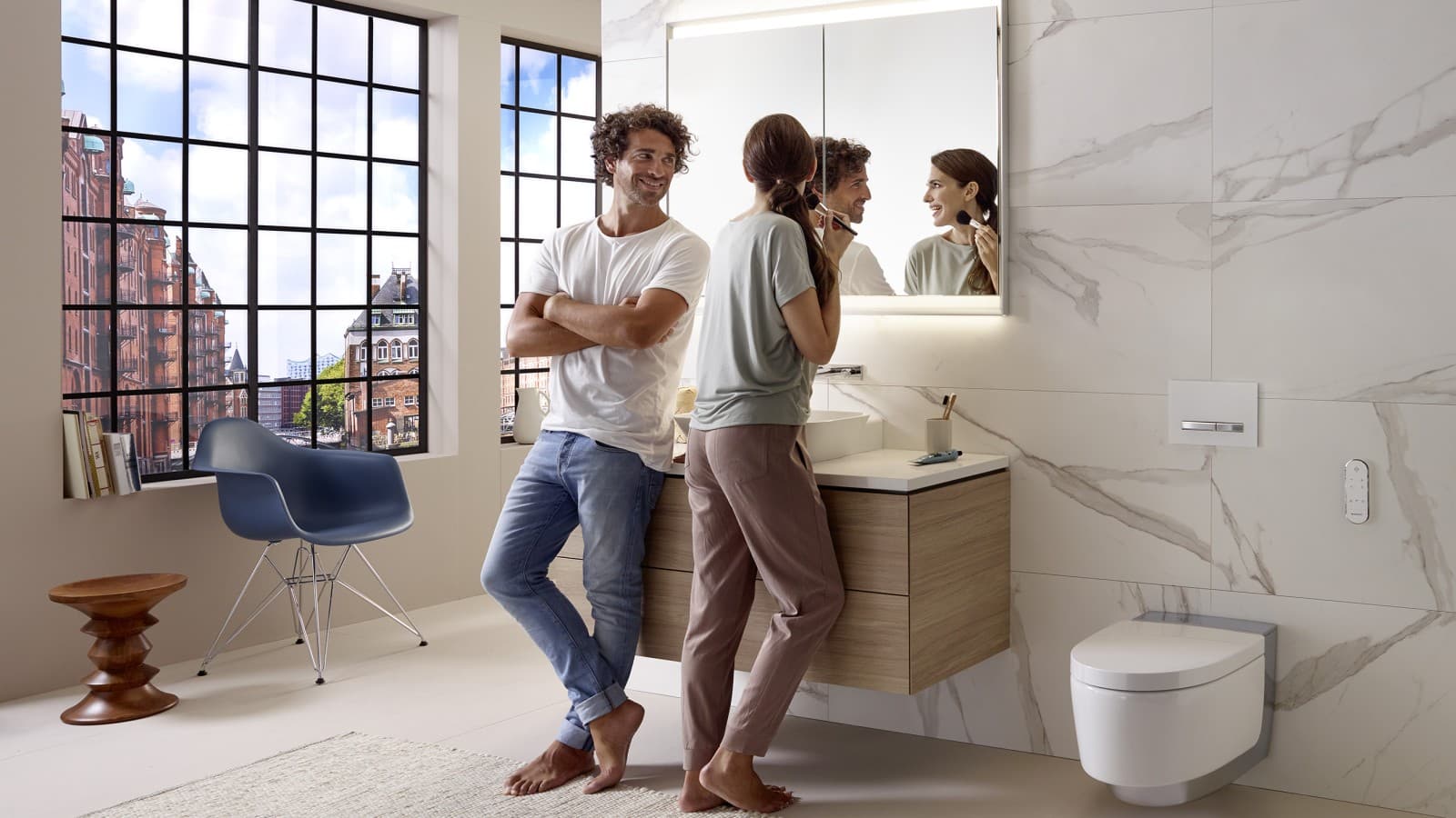 Graças às suas funções práticas, a casa de banho Geberit ONE garante uma melhor higiene em torno do lavatório Graças às suas funções práticas, a casa de banho Geberit ONE garante uma melhor higiene em torno do lavatório