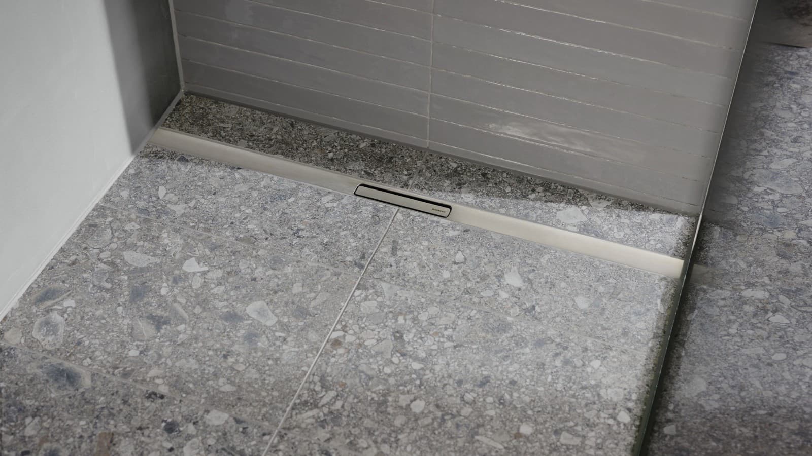 A calha para duche Geberit CleanLine30