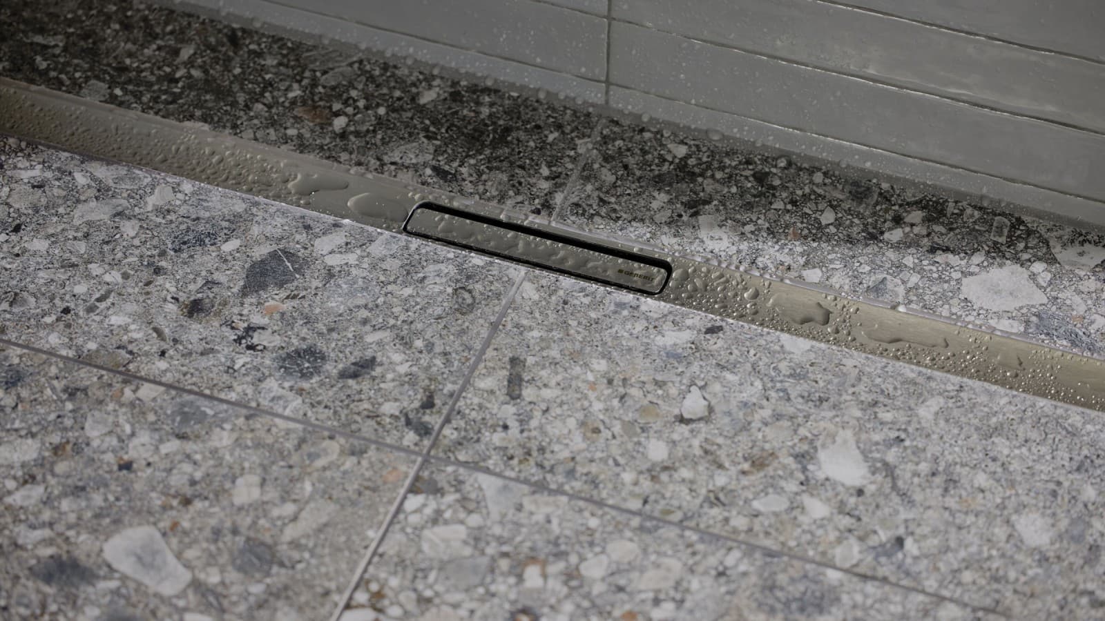 A calha para duche Geberit CleanLine30