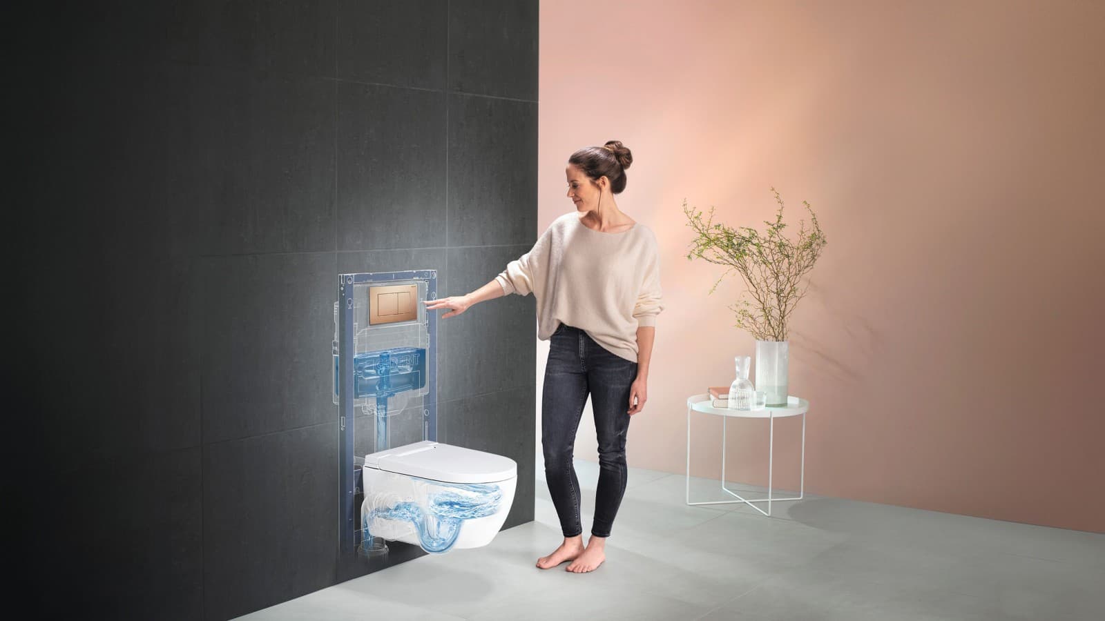 Mulher ao lado do Geberit AquaClean Alba com Geberit TurboFlush Mulher ao lado do Geberit AquaClean Alba com Geberit TurboFlush
