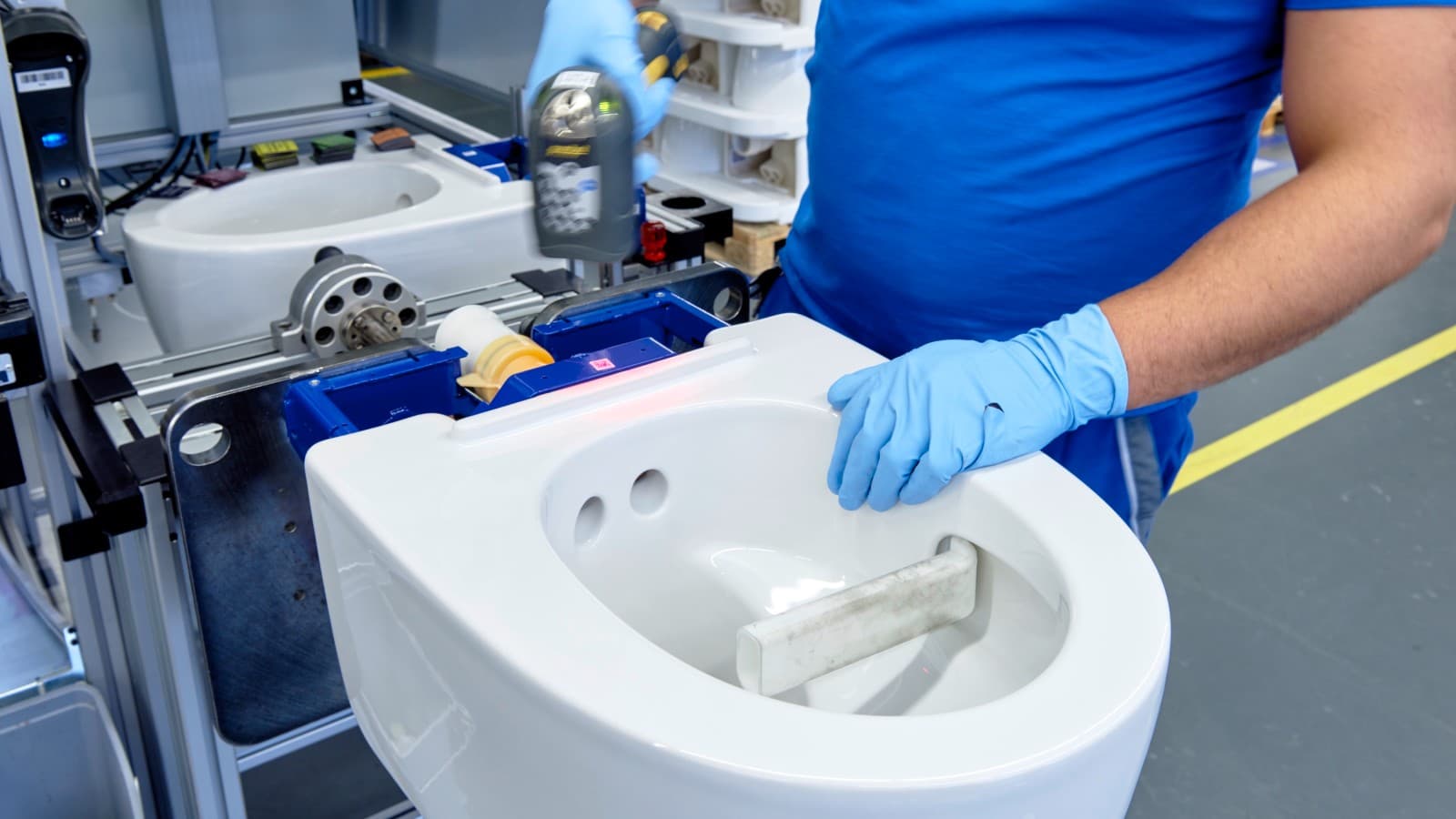 Funcionário da Geberit a trabalhar numa sanita bidé Geberit AquaClean Mera em Jona Funcionário da Geberit a trabalhar numa sanita bidé Geberit AquaClean Mera em Jona