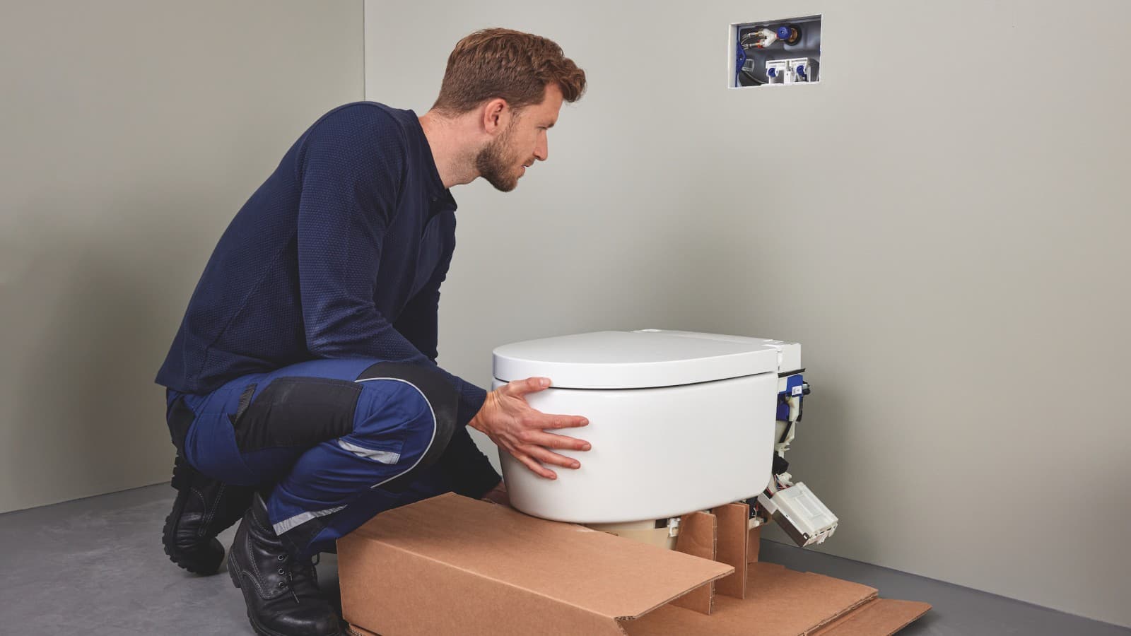 Profissional sanitário monta uma sanita bidé Geberit AquaClean Sela Profissional sanitário monta uma sanita bidé Geberit AquaClean Sela