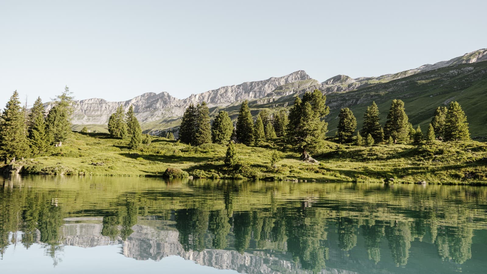 Reflexos no lago de montanha suíço Engstlensee, a 1835 metros acima do nível do mar. Fotógrafo: Bruno Augsburger (© Geberit) Reflexos no lago de montanha suíço Engstlensee, a 1835 metros acima do nível do mar. Fotógrafo: Bruno Augsburger (© Geberit)