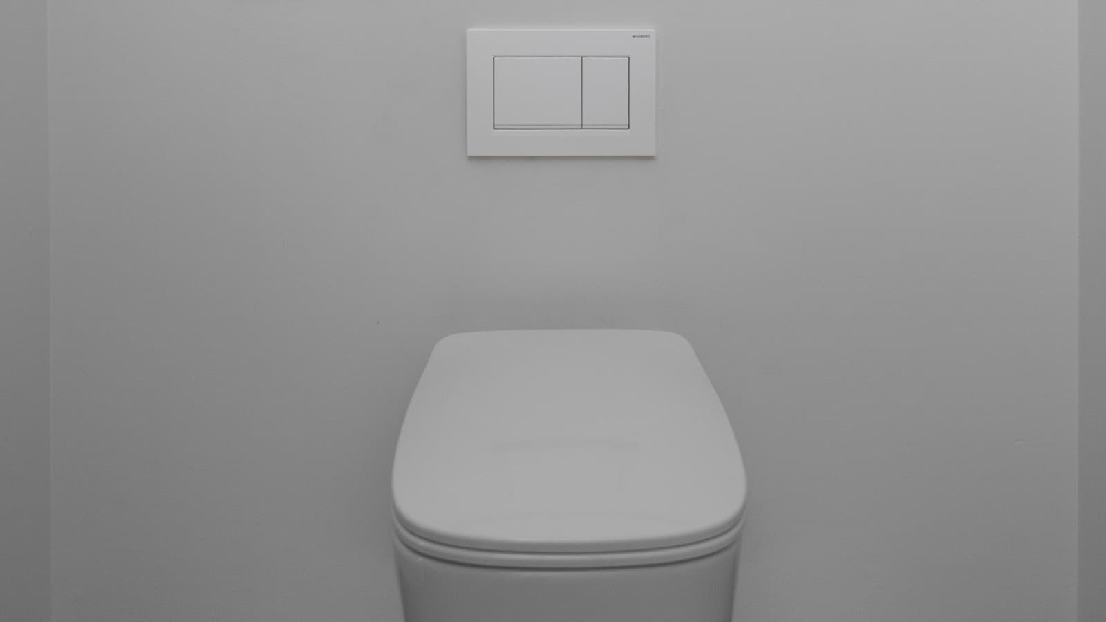Casa de banho com placa de descarga Geberit Sigma20, quadrada (© Geberit)