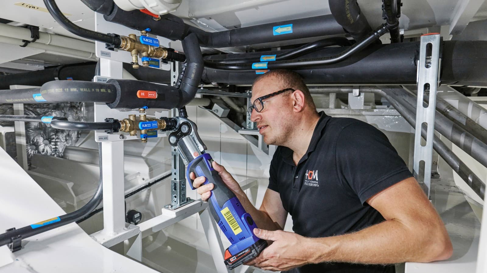 A tecnologia de compressão a frio permite que os tubos sejam unidos com segurança sem chama aberta e sem risco de incêndio A tecnologia de compressão a frio permite que os tubos sejam unidos com segurança sem chama aberta e sem risco de incêndio