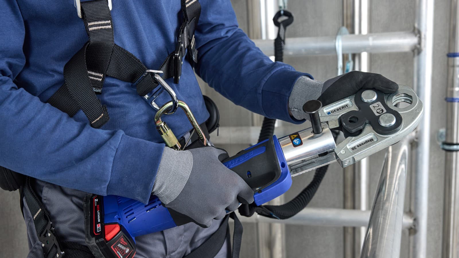 União de tubagens: simples e segura com a tecnologia de união por compressão da Geberit União de tubagens: simples e segura com a tecnologia de união por compressão da Geberit