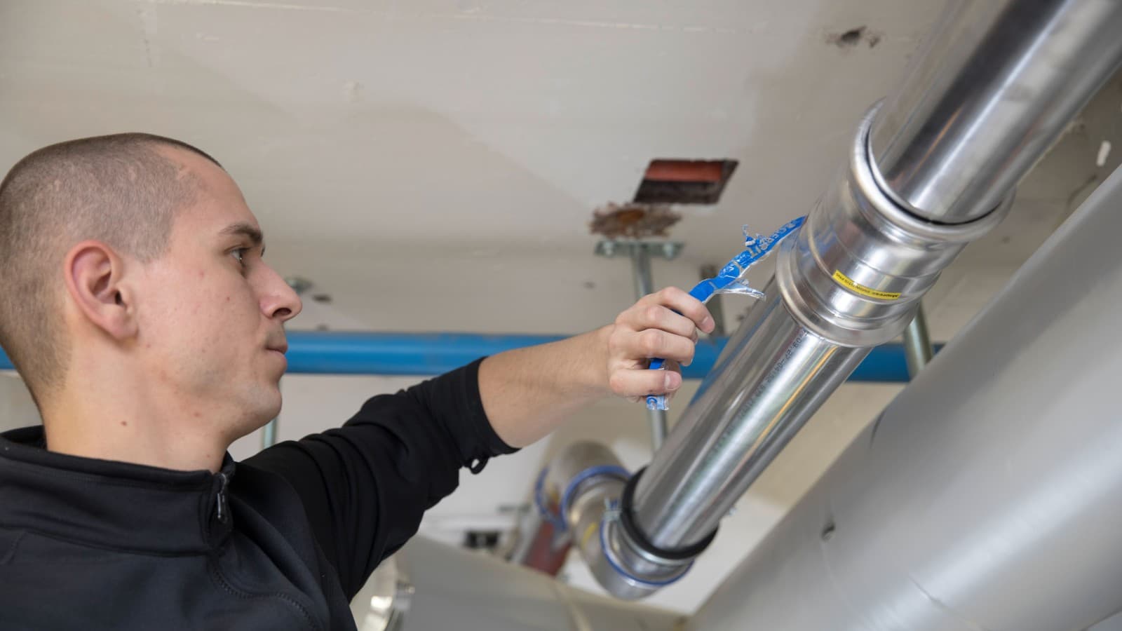Com o Geberit Mapress, basta remover o indicador após a compressão Com o Geberit Mapress, basta remover o indicador após a compressão