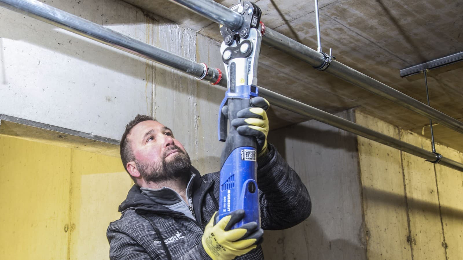 6. Não é necessária formação adicional complexa para realizar a união por compressão das juntas de tubos em segurança. 6. Não é necessária formação adicional complexa para realizar a união por compressão das juntas de tubos em segurança.