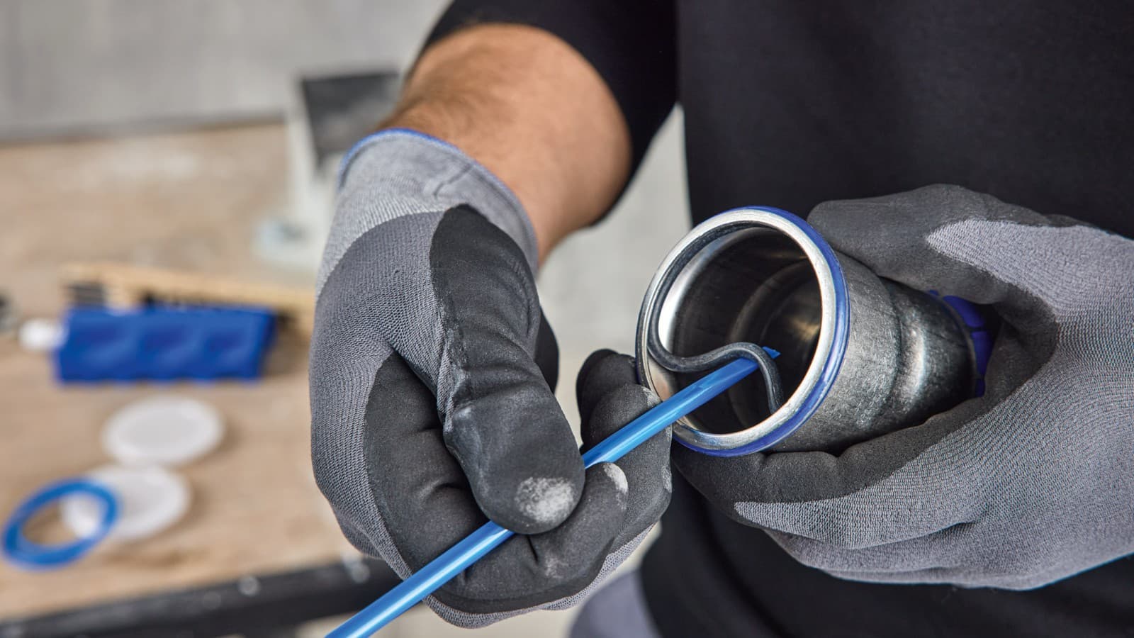Substituição do O-ring num acessório de compressão Geberit Mapress com o extrator de anéis O-ring da Geberit Substituição do O-ring num acessório de compressão Geberit Mapress com o extrator de anéis O-ring da Geberit