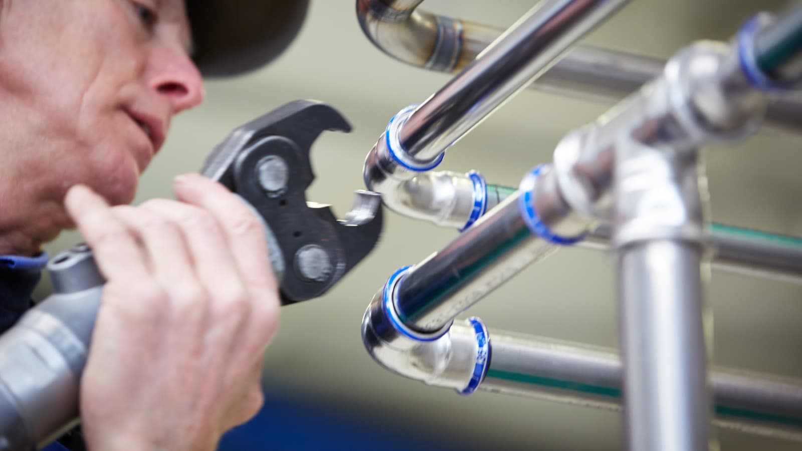 Montagem fácil com o sistema Geberit Mapress Aço Inoxidável Montagem fácil com o sistema Geberit Mapress Aço Inoxidável