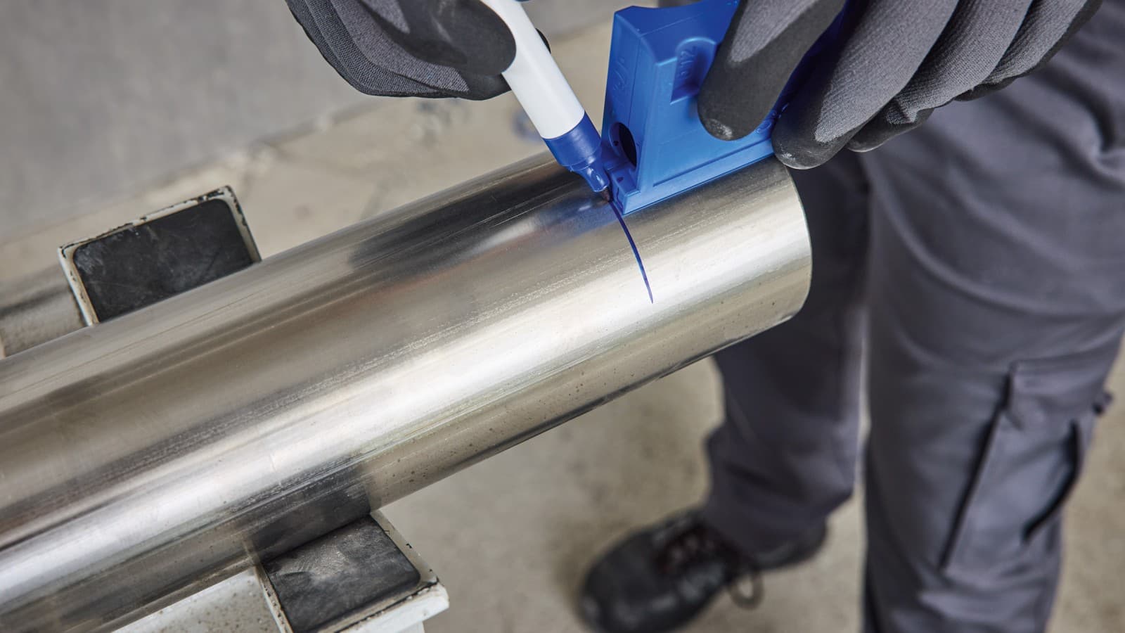 Marcação com o molde de distância de inserção Geberit Mapress Marcação com o molde de distância de inserção Geberit Mapress