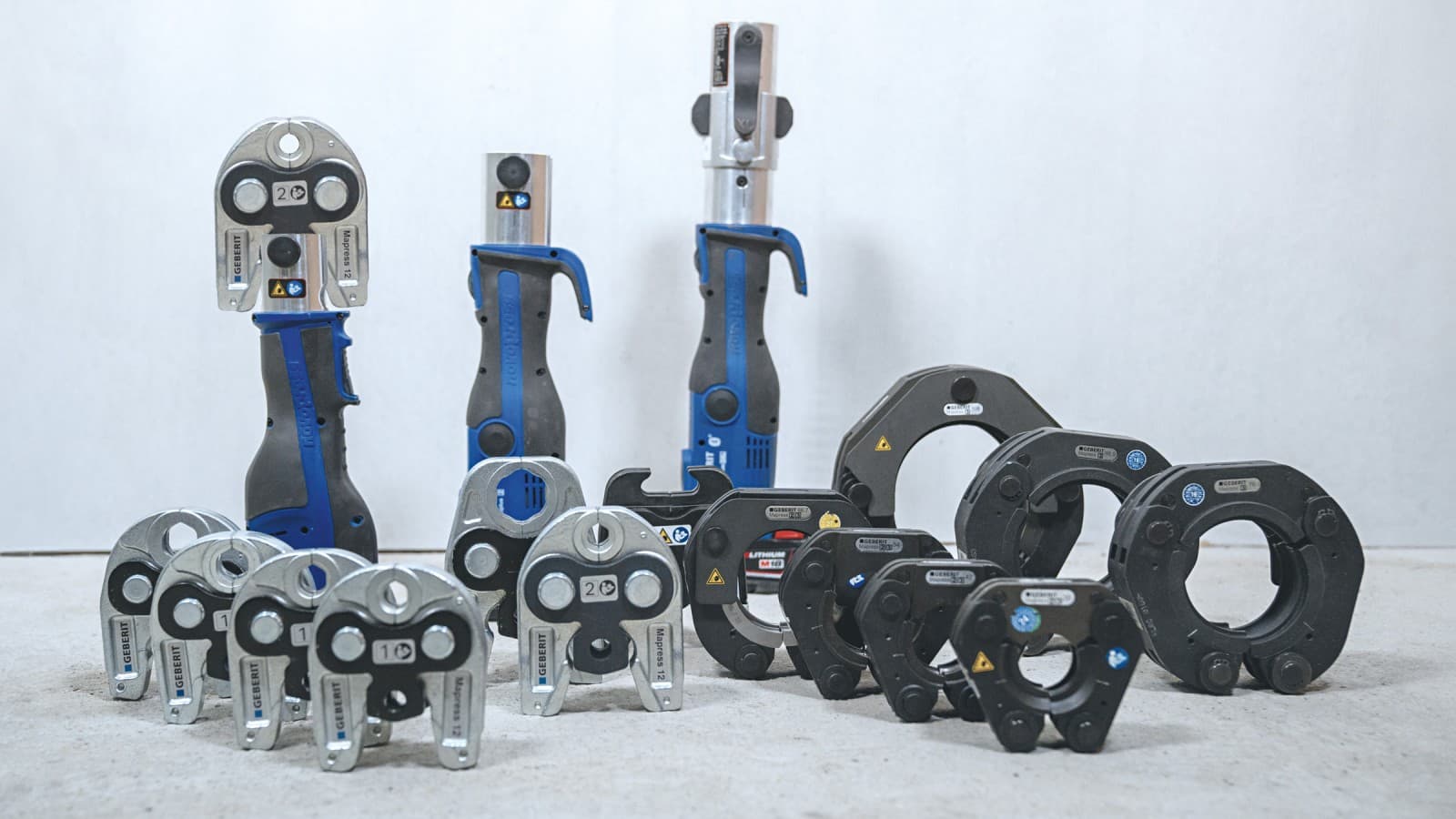 Compressão eficiente de tubagens Geberit graças a uma linha compacta de ferramentas para cada aplicação Compressão eficiente de tubagens Geberit graças a uma linha compacta de ferramentas para cada aplicação
