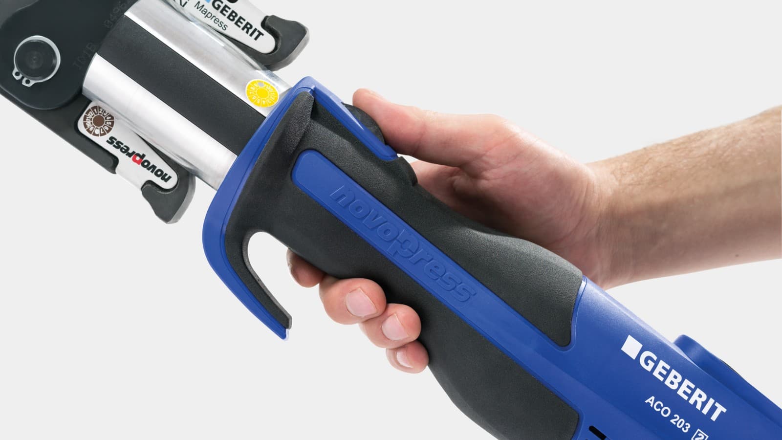 Design ergonómico graças às pegas compactas e antiderrapantes Design ergonómico graças às pegas compactas e antiderrapantes